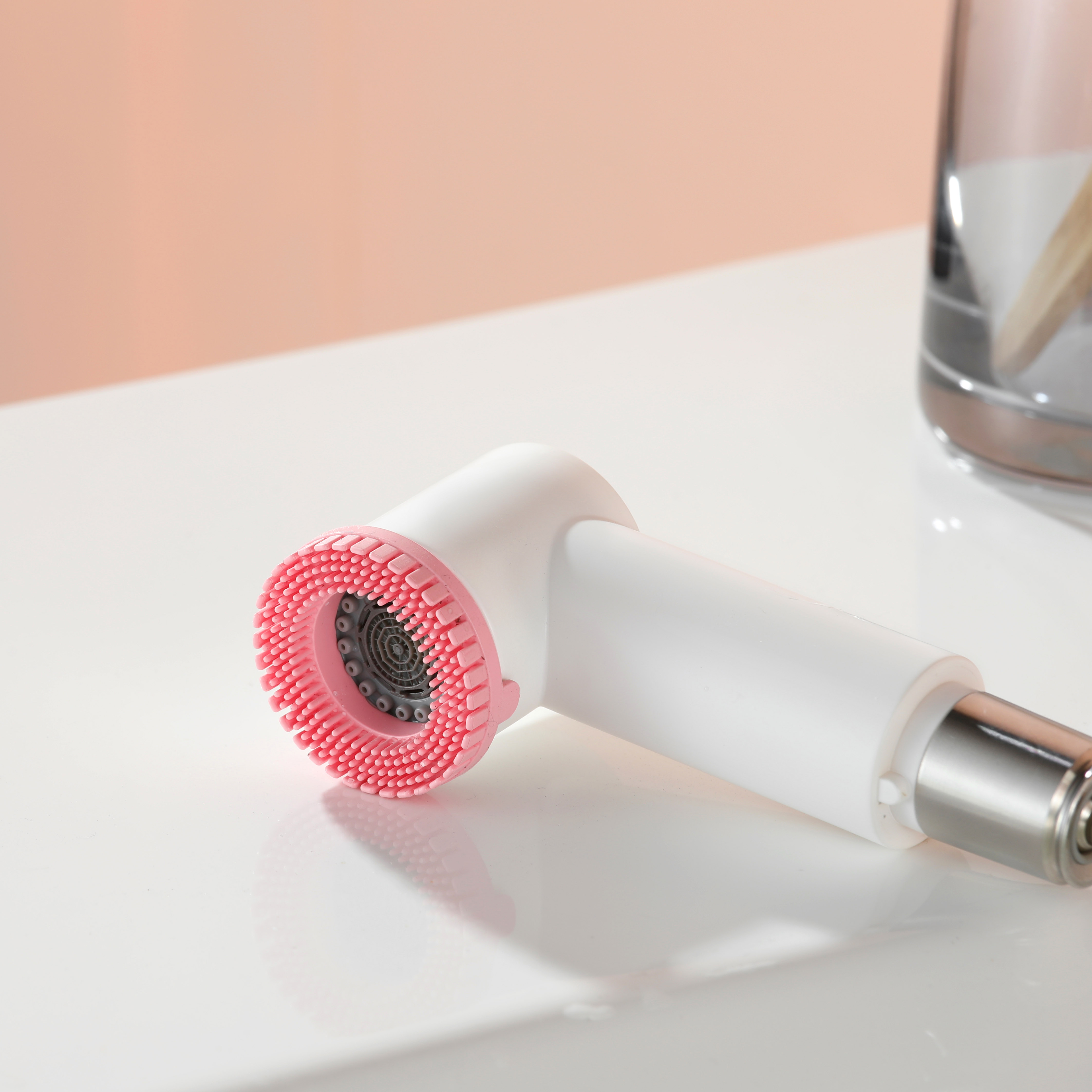 Robinet de salle de bain blanc mat avec brosse de beauté