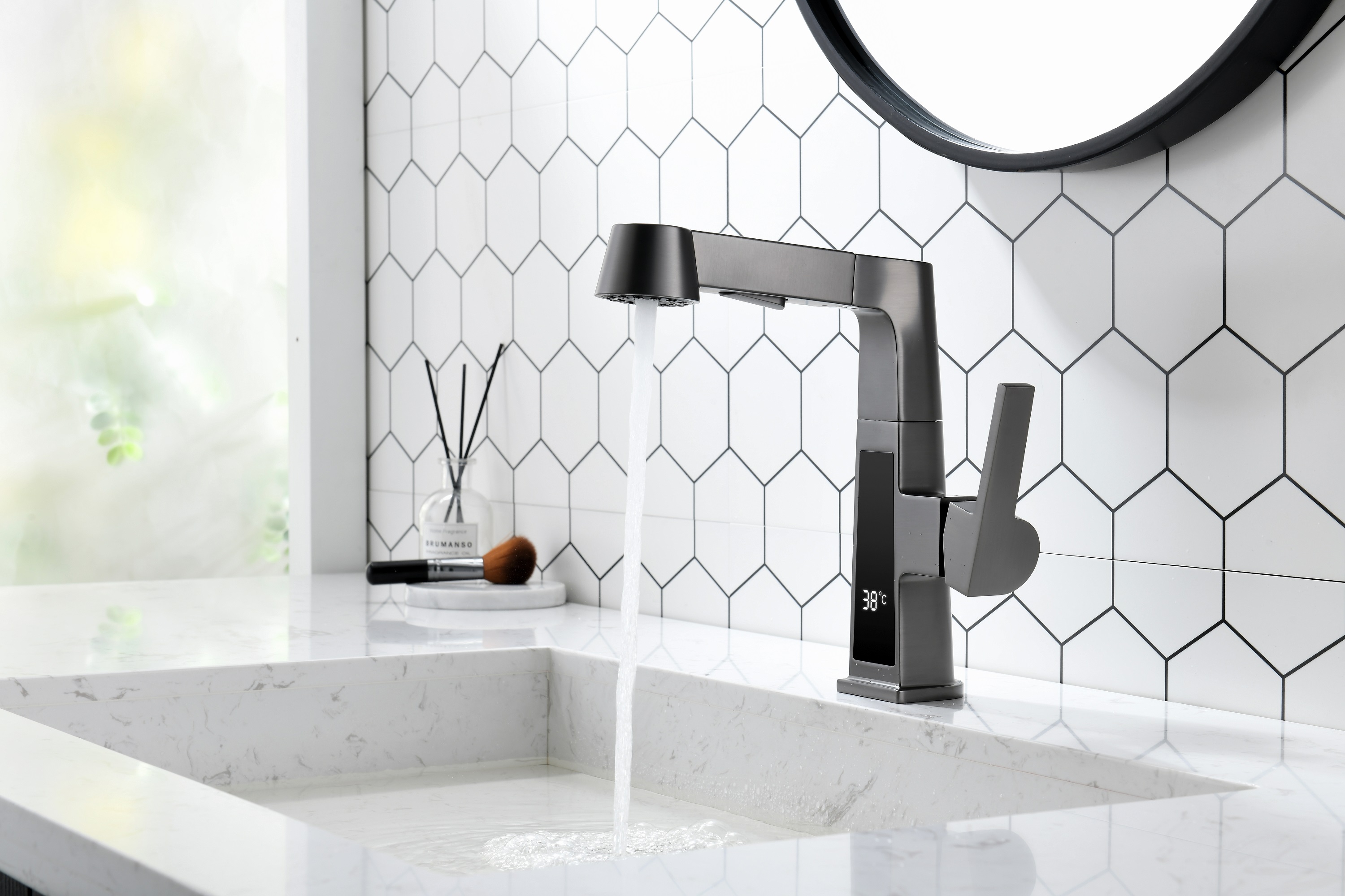 Robinet de lavabo carré noir avec affichage de la température du robinet de salle de bain